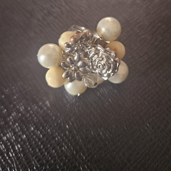 Vintage Jewelry - Elegant Vintage Silver Cream Faux Pearl Cluster Glass Floral Ring
